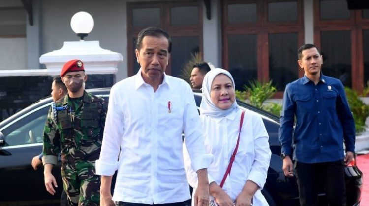 (BPMI Setpres) Presiden Jokowi dan Ibu Negara Iriana Joko Widodo beserta rombongan terbatas lepas landas dari Pangkalan TNI AU Adi Soemarmo, Kabupaten Boyolali, dengan menggunakan Helikopter Super Puma TNI AU sekitar pukul 06.35 WIB