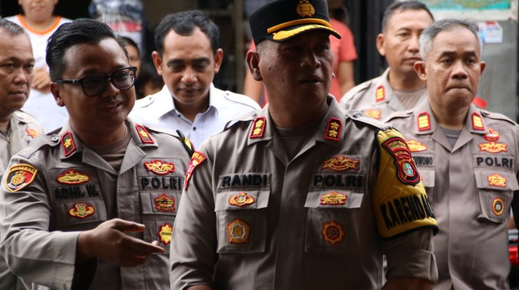 Kabag Ops Polres Metro Jakarta Barat, Akbp Randi Ariana, didampingi Kapolsek Metro Tamansari, Kompol Adhi Wananda, turun langsung ke lokasi penampungan di Jalan Kp Jawa Malang RW 07