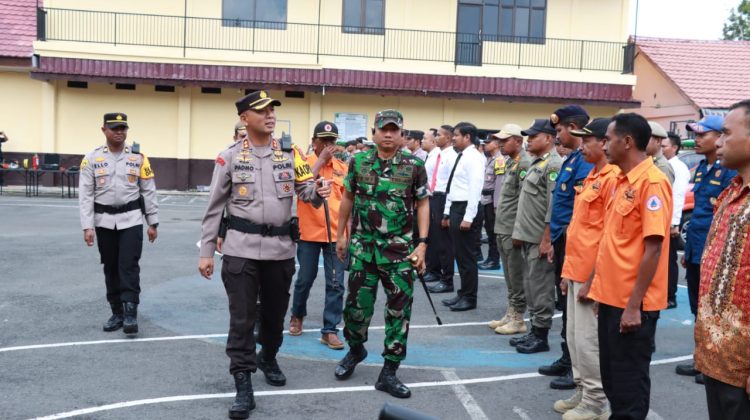 Kapolres Ngada AKBP Padmo Arianto, S.I.K, selaku Inspektur Apel Gelar Pasukan Siaga Bencana Turangga 2024