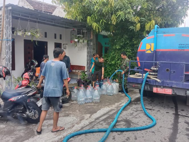 
					Wujud kepedulian, Babinsa Pucangsawit bantu pendistribusian air bersih untuk warga RT 03/12 Pucangsawit
