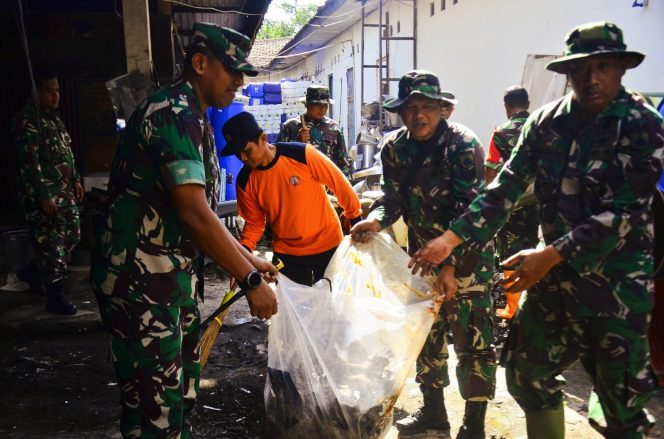 
					Kodim 0735/ Surakarta bersama dengan Polresta Surakarta bersinergi menyelenggarakan kegiatan karya bakti dan bakti sosial pembersihan pasar serta pembagian paket sembako gratis, bertempat bertempat di Pasar Kabangan Jl. Dr. Rajiman No.519 Kelurahan Sondakan Kecamatan Laweyan