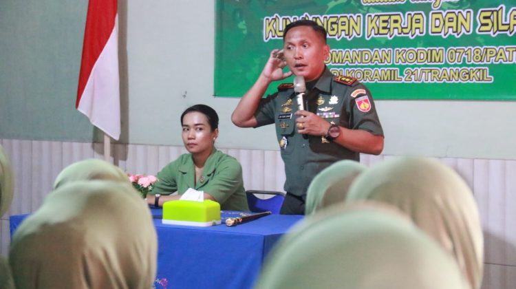 Dandim 0718/Pati Letkol Inf Jon Young Saragi, S. Sos beserta Ketua Persit Kartika Chandra Kirana (KCK) Cabang XXXIX Dim 0718/Pati Silvia Jon Young Saragi