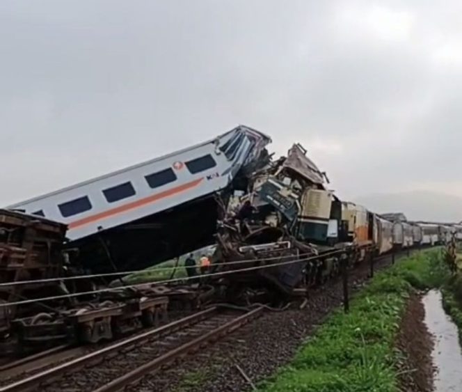 
					Pj Gubernur Jabar mendatangi TKP tabrakan Kereta Api di Cicalengka