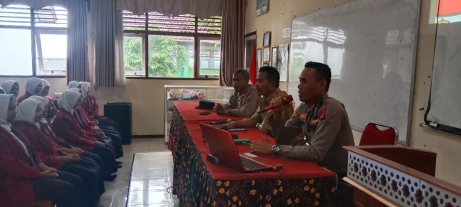 
					Polsek Wedarijaksa mengedukasi siswa-siswi SMPN 02 Wedarijaksa terkait larangan penggunaan knalpot brong