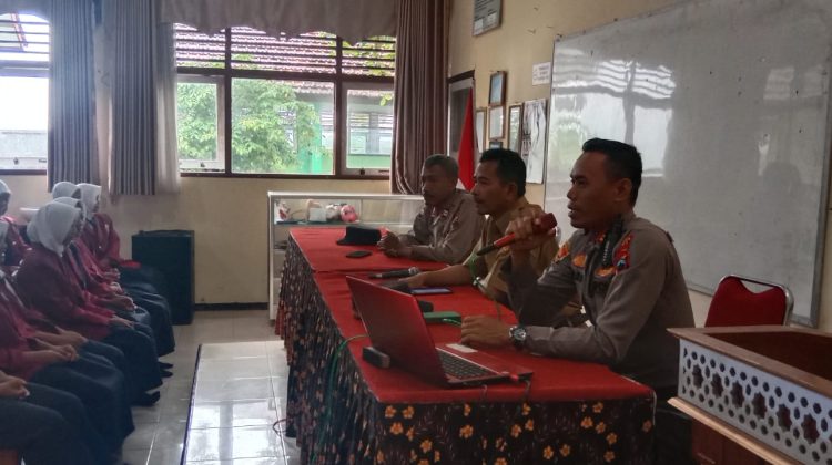 Polsek Wedarijaksa mengedukasi siswa-siswi SMPN 02 Wedarijaksa terkait larangan penggunaan knalpot brong