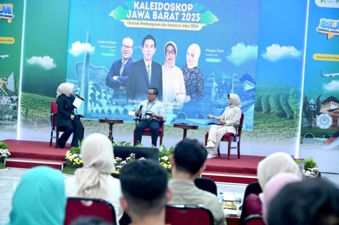 
					Total realisasi investasi di Jawa Barat dari 2018 sampai 2023 mencapai Rp838,81 triliun, dan menyerap tenaga kerja baru sebanyak 856,3 ribu orang