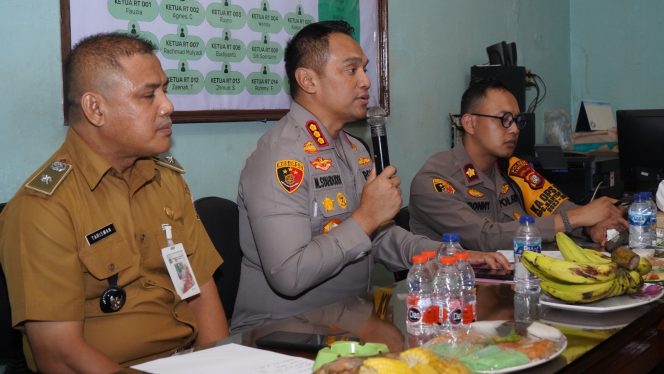 
					Kapolres Metro Jakarta Barat, Kombes Pol M. Syahduddi, melakukan sambang Satuan Keamanan Lingkungan (Satkamling) di RW 02 Kelurahan Duri Selatan