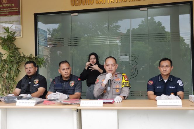 
					Kapolsek Kembangan Polres Metro Jakarta Barat, Kompol Billy Gustiano Barman, mengungkapkan bahwa MS masuk ke rumah yang sedang direnovasi, mengambil tas milik korban, namun tertangkap tangan saat keluar rumah