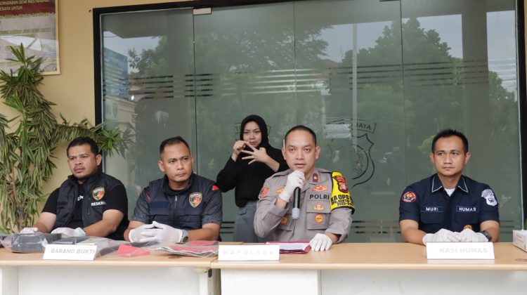 Kapolsek Kembangan Polres Metro Jakarta Barat, Kompol Billy Gustiano Barman, mengungkapkan bahwa MS masuk ke rumah yang sedang direnovasi, mengambil tas milik korban, namun tertangkap tangan saat keluar rumah