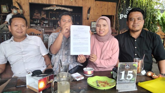 
					Divisi Kajian Hukum dan Kebijakan Publik LBH AMAN, Dian Puspitasari menilai Perbub memberikan ruang kepada Kapolsek dan Danramil masuk sebagai pengawas dalam seleksi pengisian perangkat desa rawan konflik kepentingan
