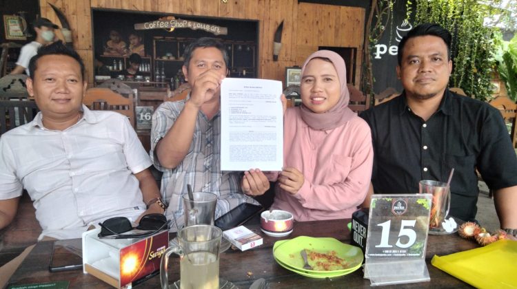 Divisi Kajian Hukum dan Kebijakan Publik LBH AMAN, Dian Puspitasari menilai Perbub memberikan ruang kepada Kapolsek dan Danramil masuk sebagai pengawas dalam seleksi pengisian perangkat desa rawan konflik kepentingan
