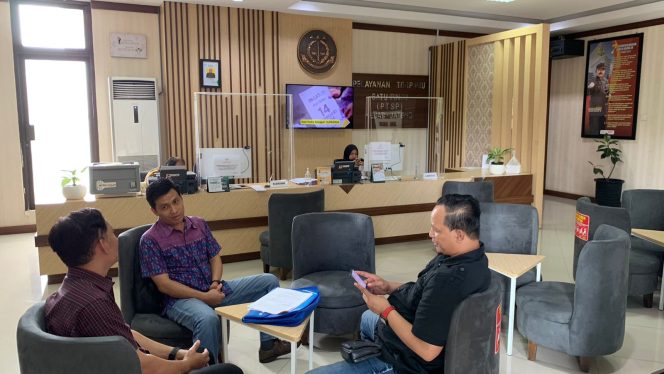 
					Empat kuasa hukum dari Karman Sastro and Partner mendatangi Kejati Jawa Tengah pertanyakan gugatan perdata dugaan penyerobotan tanah oleh PDAM Salatiga 