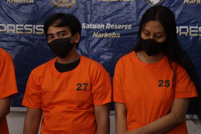 
					Pasangan suami-istri berinisial TM alias Shasa (26) dan FR (28) dalam kasus penipuan dan penggelapan melalui aplikasi kencan online