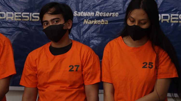 Pasangan suami-istri berinisial TM alias Shasa (26) dan FR (28) dalam kasus penipuan dan penggelapan melalui aplikasi kencan online