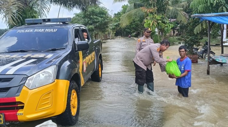 Kapolsek Siak Hulu Tanggap Bantu Korban Banjir Dan Konsisten Giat Cooling System 