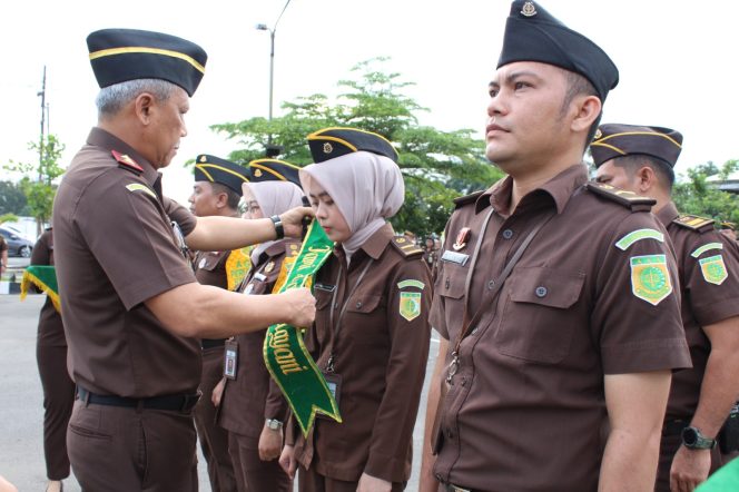 
					Kajati Sumut, Idianto dalam amanatnya menegaskan, pembangunan Zona Integritas menuju WBK bukan kontestasi akan tetapi merupakan kewajiban sebagai aktualisasi pelaksanaan tugas dan fungsi yang pada intinya merubah pola pikir