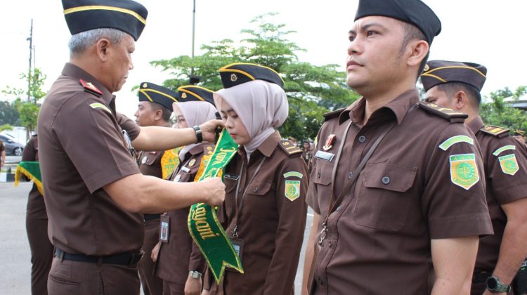 Kajati Sumut, Idianto dalam amanatnya menegaskan, pembangunan Zona Integritas menuju WBK bukan kontestasi akan tetapi merupakan kewajiban sebagai aktualisasi pelaksanaan tugas dan fungsi yang pada intinya merubah pola pikir
