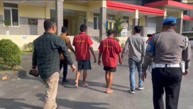 
					Delapan orang komplotan geng motor dan pelaku pencurian kekerasan (curas) dibekuk Tim Jatanras Direktorat Reskrimum Polda Sumut
