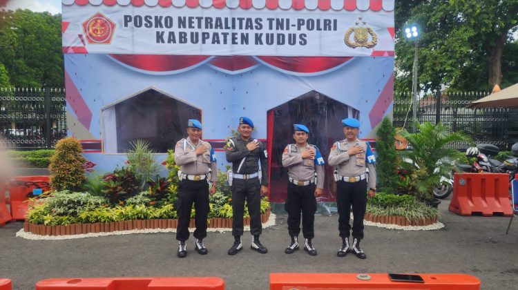 Polres Kudus Bersama Sub Denpom IV/3-2 Pati Mendirikan Posko Netralitas TNI- Polri Di Alun- Alun Simpang Tujuh Kudus