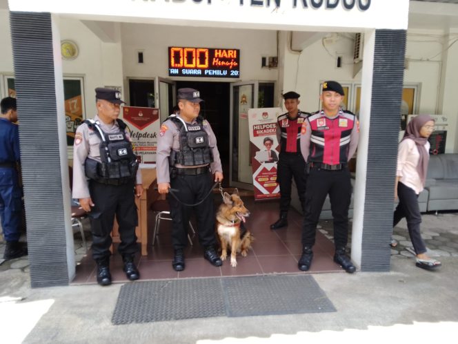 
					Satuan Samapta Polres Kudus 
melakukan sterilisasi kantor KPU Kudus dengan anjing pelacak
