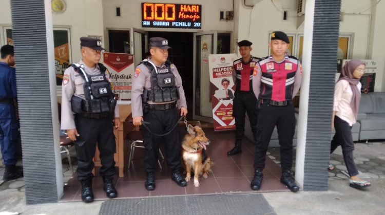 Satuan Samapta Polres Kudus 
melakukan sterilisasi kantor KPU Kudus dengan anjing pelacak
