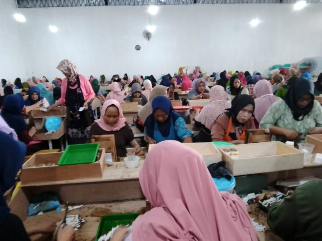 
					Karyawan perusahaan rokok Sumber Rejeki Kudus kini mulai bekerja kembali