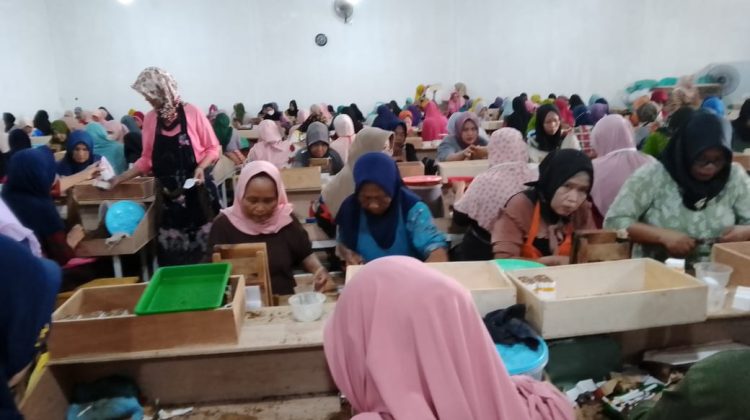 Karyawan perusahaan rokok Sumber Rejeki Kudus kini mulai bekerja kembali