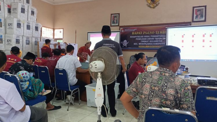 Suasana rekapitulasi suara tingkat kecamatan di Kecamatan Wedarijaksa Kabupaten Pati