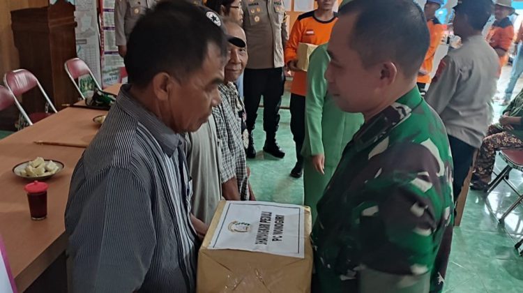 Dandim 0728/Wonogiri Letkol Inf Edi Ristriyono memberikan bantuan berupa paket sembako kepada warga yang terdampak bencana puting beliung
