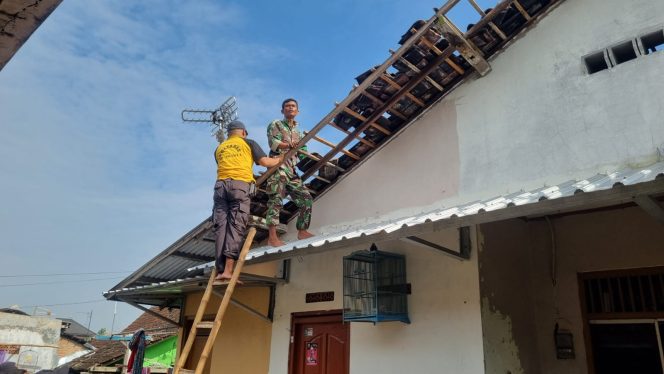 
					Babinsa Koramil 03/Serengan Kodim 0735/Surakarta bantu perbaiki rumah warga korban puting beliung