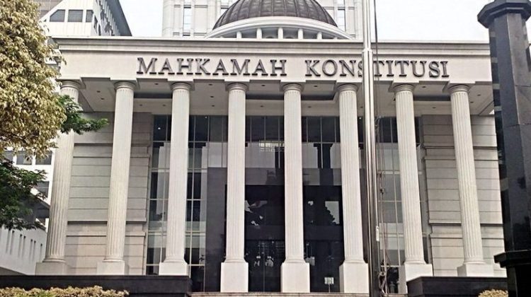 Sebanyak 13 kepala daerah mengajukan uji materiil Pasal 201 Ayat (7), Ayat (8), dan Ayat (9) Undang-Undang Nomor 10 Tahun 2016 tentang Pilkada ke Mahkamah Konstitusi (MK)
