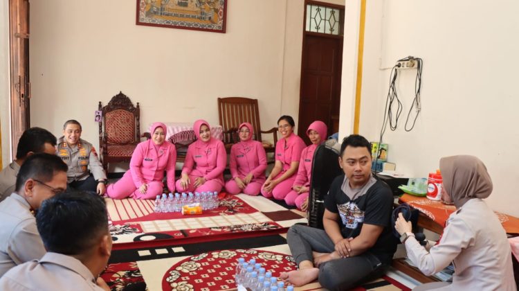 Kapolres Kudus, AKBP Dydit Dwi Susanto dan Ketua Bhayangkari Cabang Kudus Nadia Dydit bersama PJU Polres Kudus dan pengurus Bhayangkari Kudus mengunjungi anggotanya yang tengah sakit
