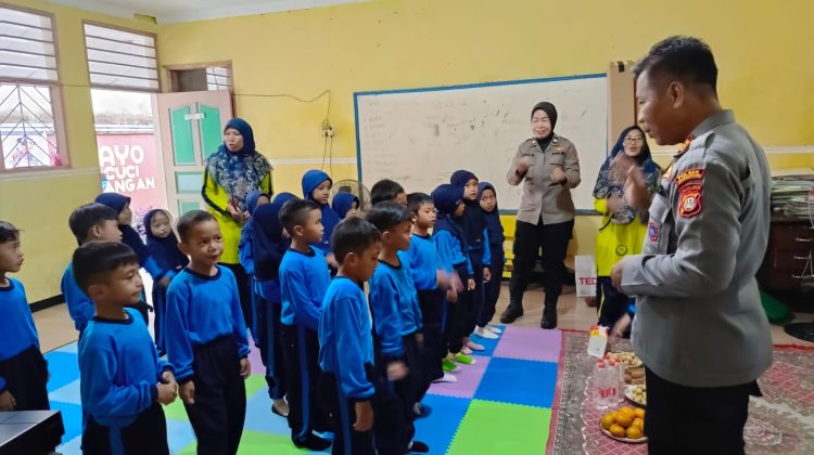 Kanit Binmas Polsek Cengkareng, Akp Wiyanto, bersama Aiptu Marsila dan Bhabinkamtibmas Kelurahan Duri Kosambi, Aipda Achmad Haris, yang menghadiri undangan dari RA TARBIYATUN NUFUS dengan tema "Polisi Sahabat Anak"
