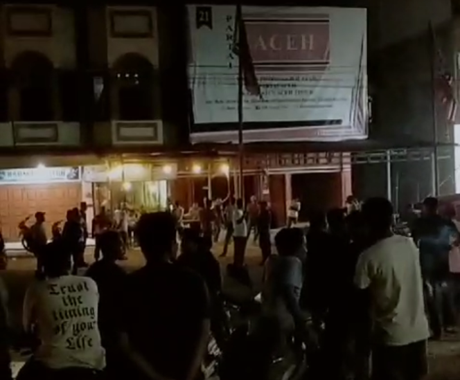 
					Sekelompok massa diduga menyerang dan merusak kantor DPW PA