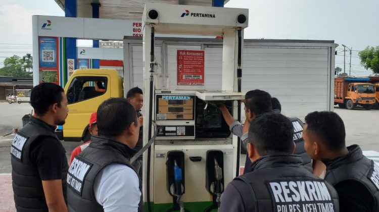 Personil gabungan Satreskrim Polres Aceh Timur melakukan kegiatan pengecekan pada SPBU yang ada di wilayah Peureulak dan Idi Timur