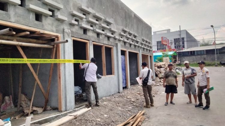 Penyegelan pembangunan kios diatas tanah fasum oleh Satpol PP kota Semarang
