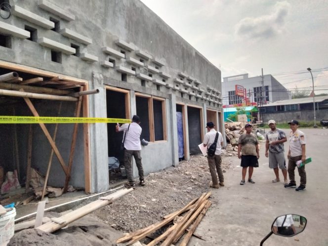 
					Satpol PP Kota Semarang memasang pita kuning simbol penghentian pembangunan kios