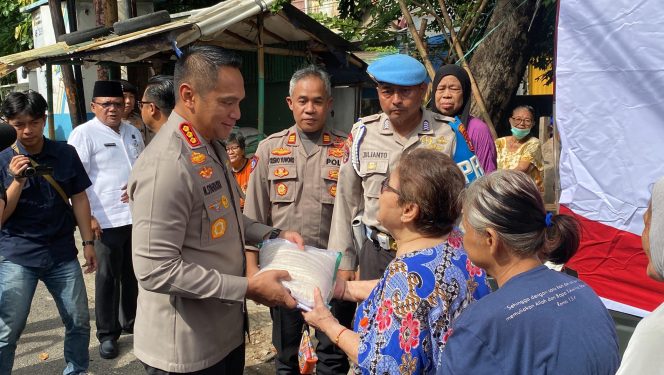
					Kapolres Metro Jakarta Barat Kombes Pol M Syahduddi membagikan beras di pemukiman padat penduduk