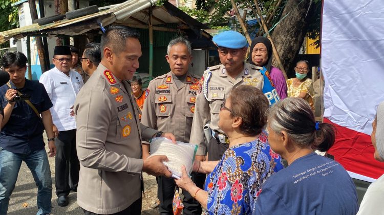 Kapolres Metro Jakarta Barat Kombes Pol M Syahduddi membagikan beras di pemukiman padat penduduk