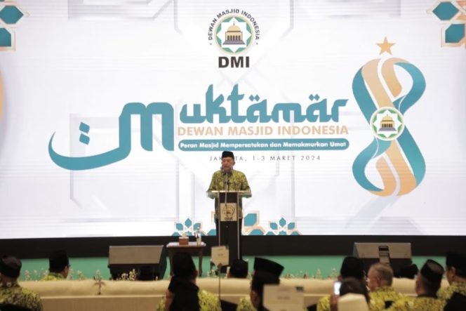 
					Ketua DMI, Jusuf Kalla membuka Muktamar VIII Dewan Masjid Indonesia