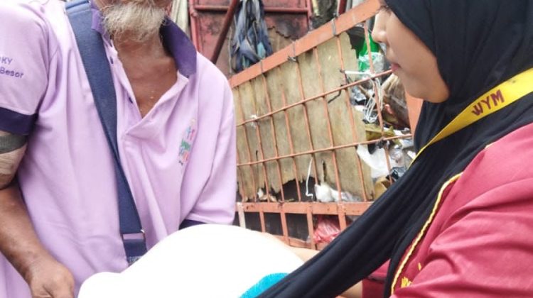 Mahasiswa dari Sekolah Tinggi Ilmu Ekonomi (STIE) Wiyata Mandala, yang terletak di kawasan Jl. Mangga Dua Raya, RT. 05/03 Kelurahan Pinangsia, Kecamatan Tamansari, Jakarta Barat melaksanakan kegiatan berbagi kepada masyarakat
