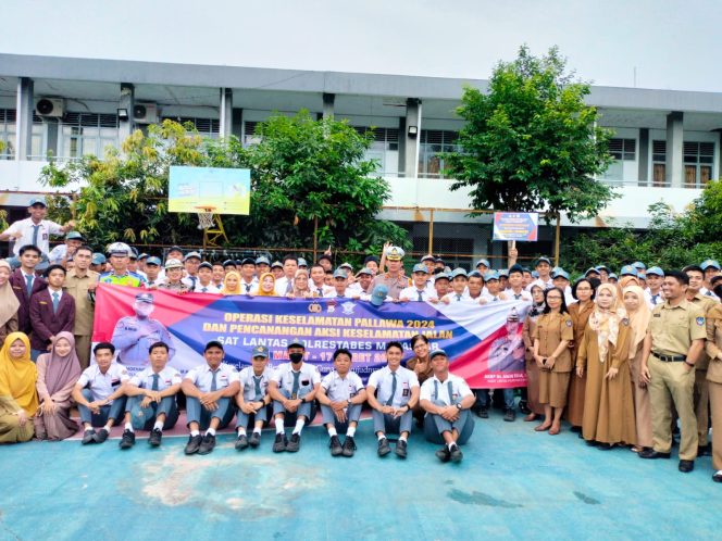 
					Kasatlantas Polrestabes Makassar AKBP. Dr. Amin Toha S Sos, SH, MH., bersama Kanit Kamsel dan Sub Satgas Preemtif Operasi Keselamatan Pallawa 2024 melaksanakan Sosialisasi di Sekolah Sekolah di Kota Makassar