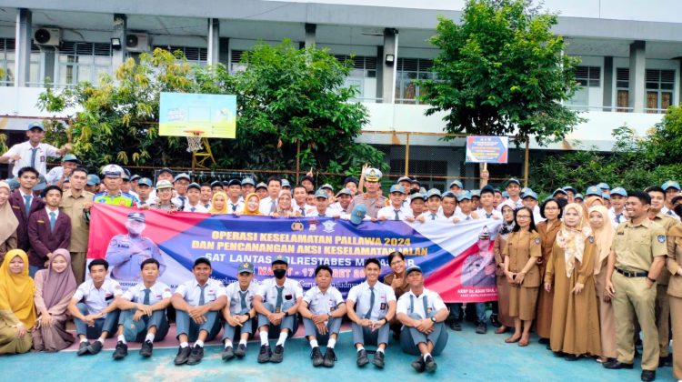 Kasatlantas Polrestabes Makassar AKBP. Dr. Amin Toha S Sos, SH, MH., bersama Kanit Kamsel dan Sub Satgas Preemtif Operasi Keselamatan Pallawa 2024 melaksanakan Sosialisasi di Sekolah Sekolah di Kota Makassar
