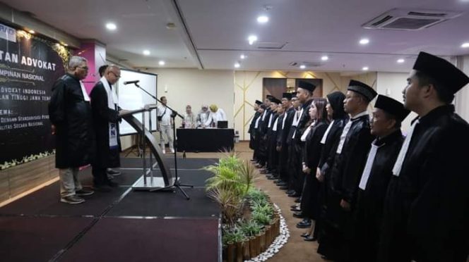 
					14 orang dilantik menjadi Advokat oleh DPN PERADI pimpinan Luhut MP Pangaribuan