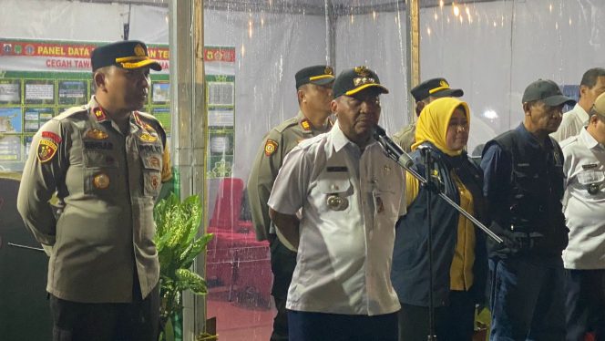 
					Camat Pademangan, Drs. Didit Mulyadi bersama Kapolsek Pademangan, Kompol Binsar H Sianturi
