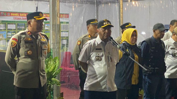 Camat Pademangan, Drs. Didit Mulyadi bersama Kapolsek Pademangan, Kompol Binsar H Sianturi
