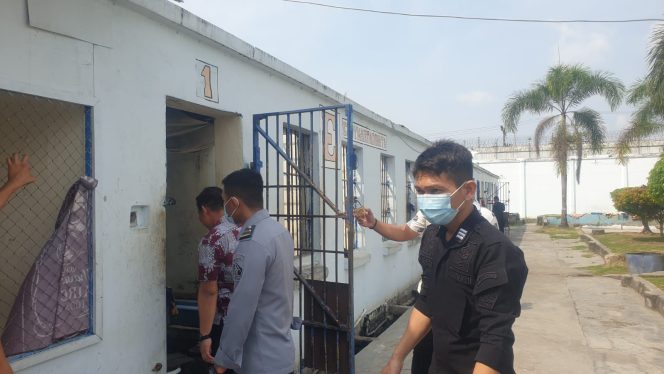 
					Petugas Lapas Tanjung Balai melakukan penggeledahan hunian WBP