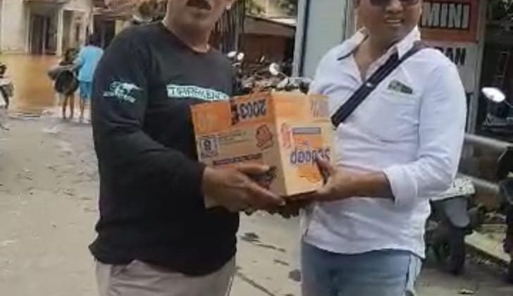 Mukit (kanan) menyerahkan bantuan kepada korban banjir di kecamatan Juwana,Pati