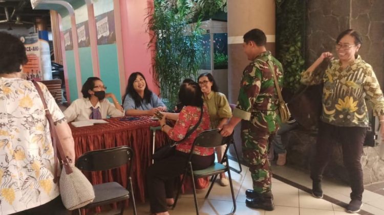 Babinsa Kelurahan Kepatihan Kulon Koramil 04/Jebres melaksanakan pendampingan kepada masyarakat serta jemaat GBI Keluarga Allah 