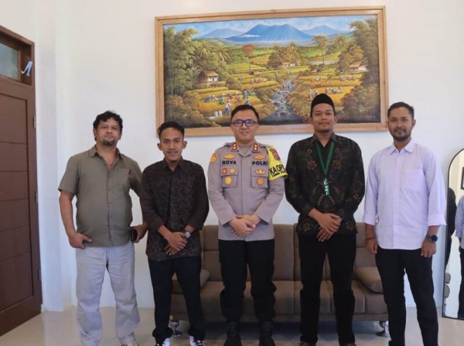 
					Kapolres Aceh Timur Polda Aceh AKBP Nova Suryandaru, S.I.K. menerima kunjungan silaturahmi Ketua Himpunan Mahasiswa Islam (HMI) Cabang Aceh Timur Raja Abdul Razzi bersama anggota